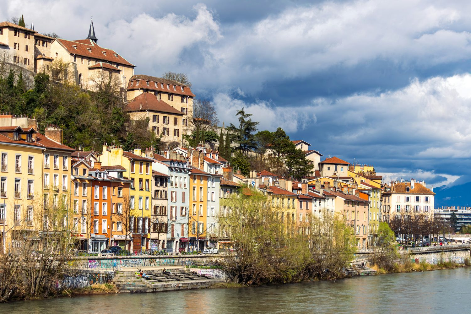 Grenoble, vue sur les quais de l'Isère, suivi transparent de votre activité
