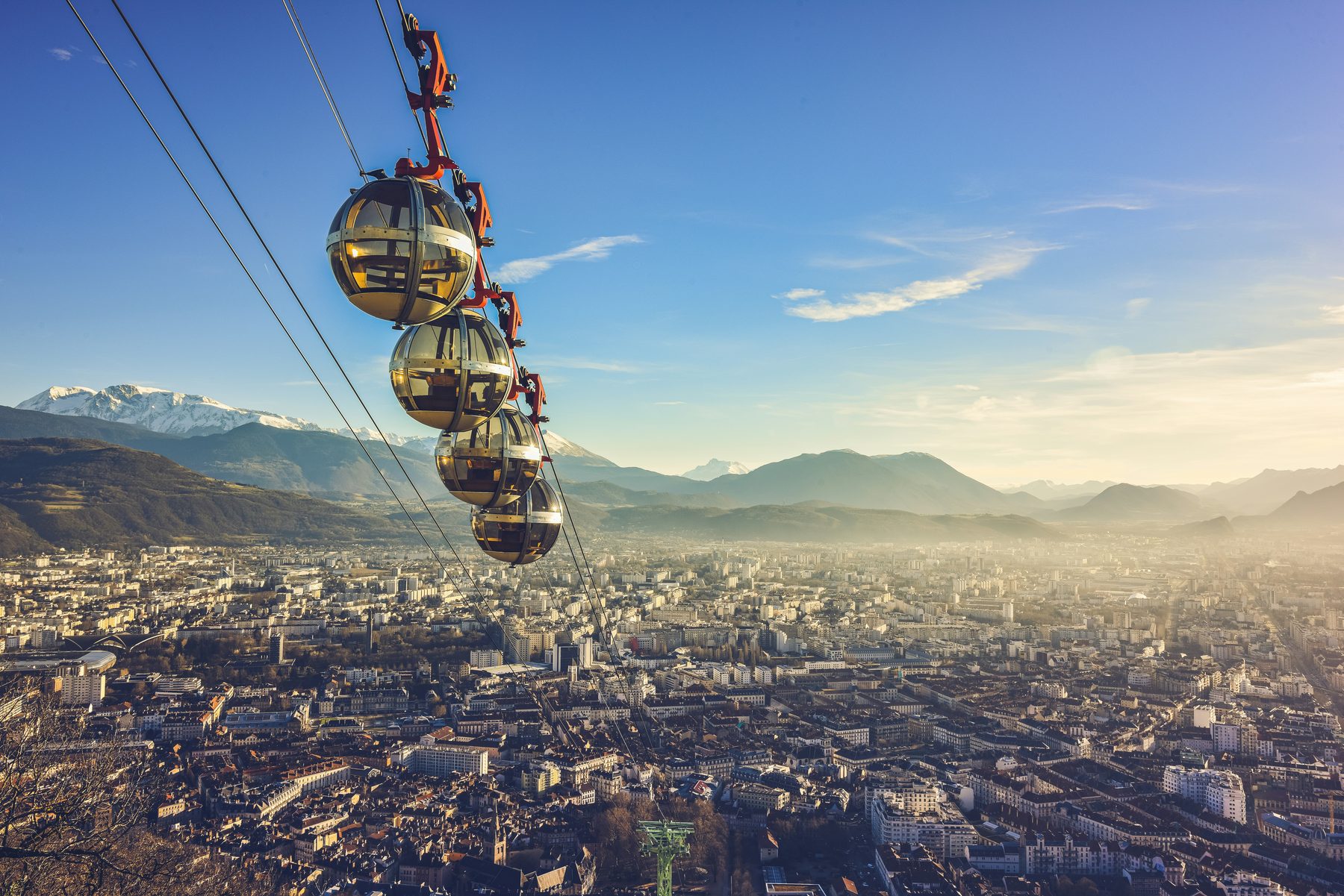 Le téléphérique de Grenoble, dit « Les Bulles », survolant la ville, secteur d'intervention de la conciergerie