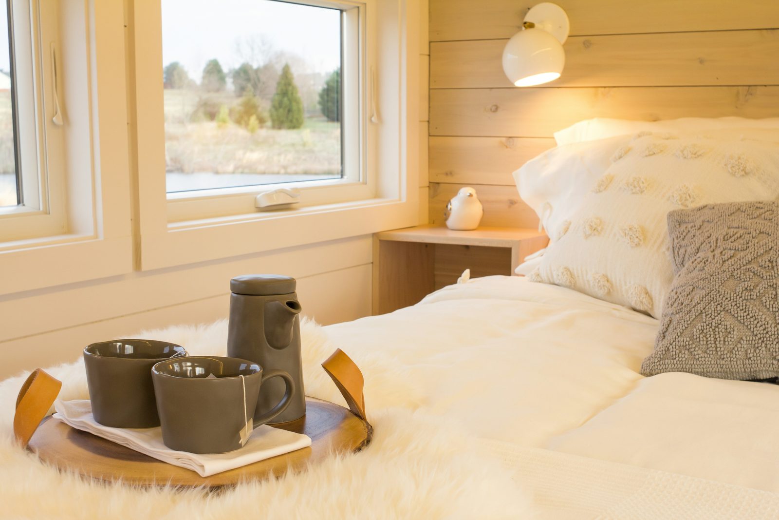 Chambre cosy préparée pour l'accueil des voyageurs, plateau de bienvenue